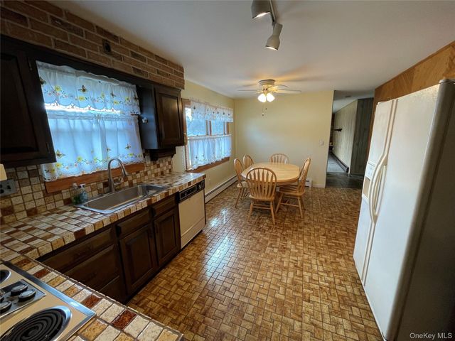 152 N Fulton Avenue, Lindenhurst, NY 11757