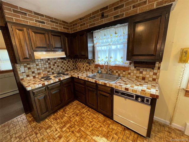 152 N Fulton Avenue, Lindenhurst, NY 11757