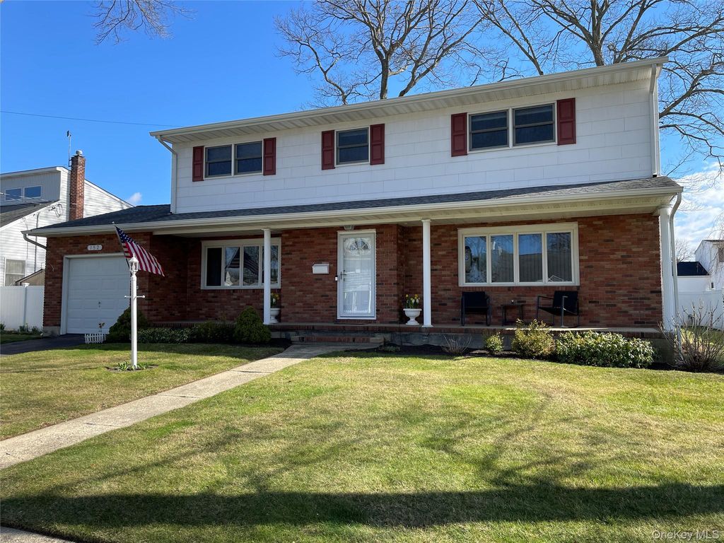 152 N Fulton Avenue, Lindenhurst, NY 11757