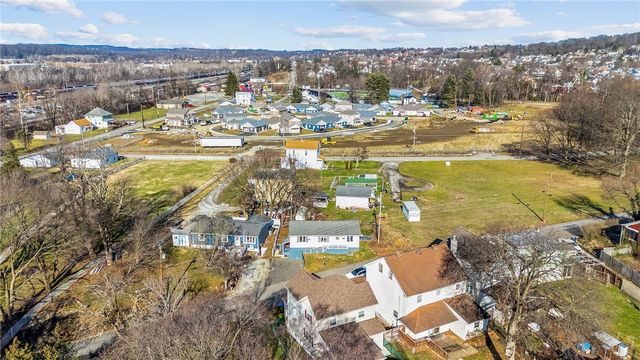 1152 W Gibson Ave, Connellsville, PA 15425