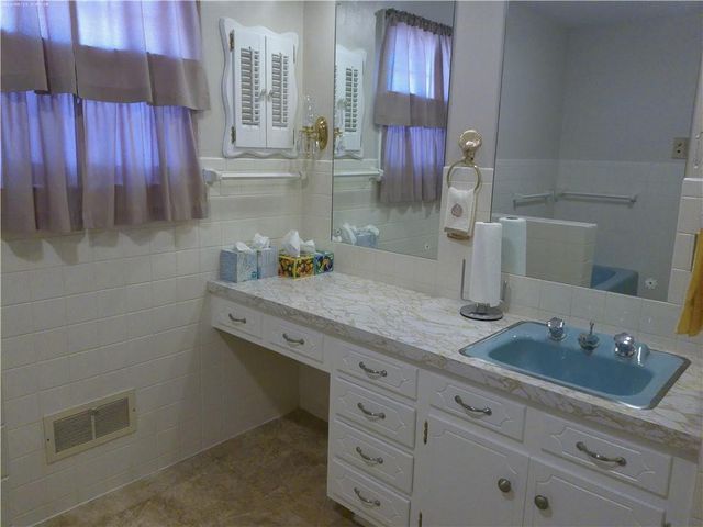 1 Holly Lane, Paola, KS 66071