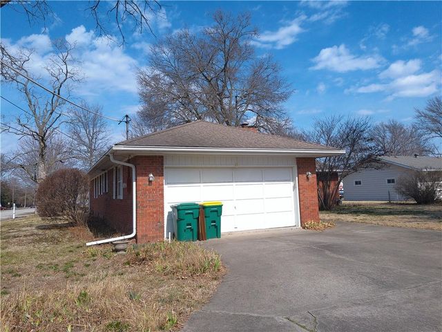 1 Holly Lane, Paola, KS 66071