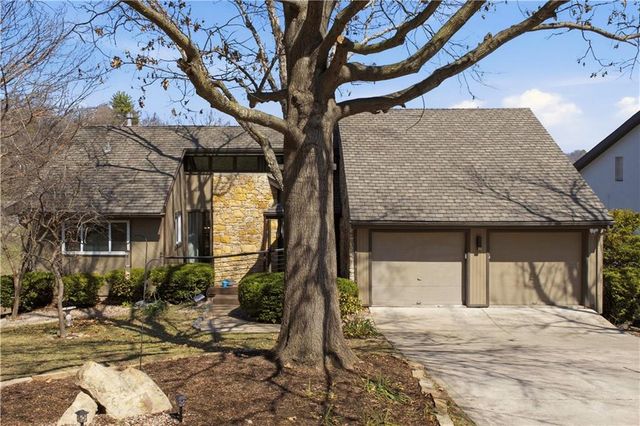 222 NW Locust Street, Lee's Summit, MO 64064