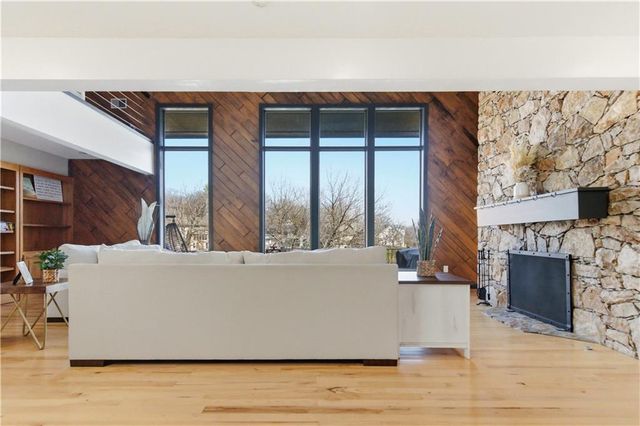 222 NW Locust Street, Lee's Summit, MO 64064