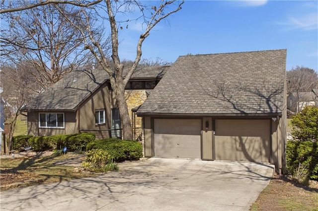 222 NW Locust Street, Lee's Summit, MO 64064