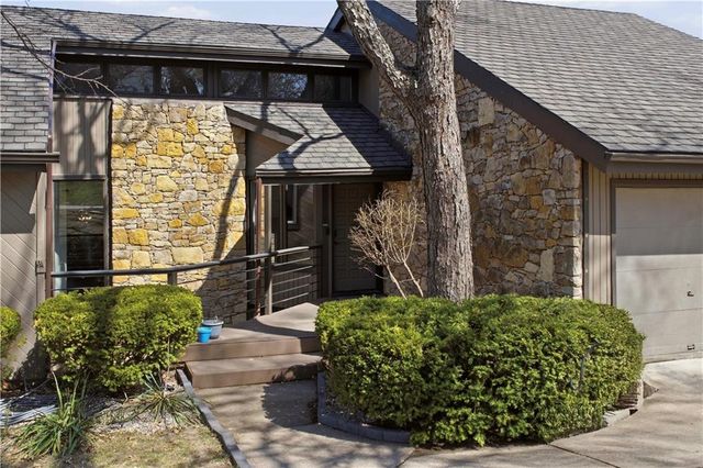 222 NW Locust Street, Lee's Summit, MO 64064