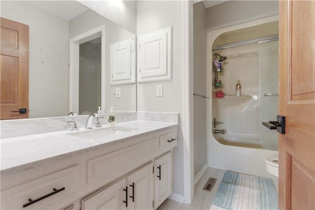 222 NW Locust Street, Lee's Summit, MO 64064