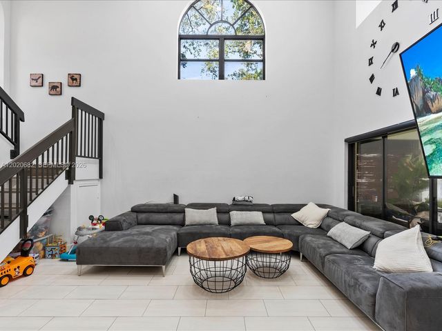 3400 Emerald Oaks Dr 801, Hollywood, FL 33021
