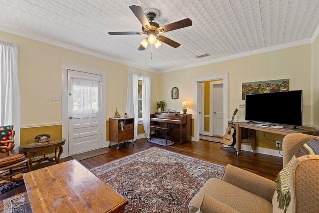 807 Cecelia ST, Taylor, TX 76574