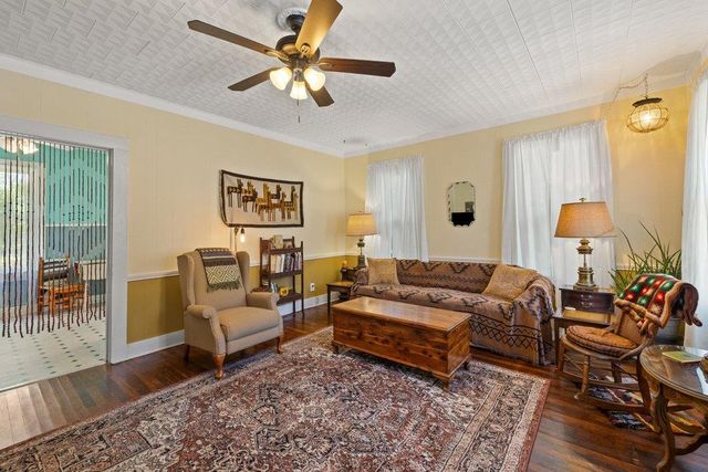 807 Cecelia ST, Taylor, TX 76574