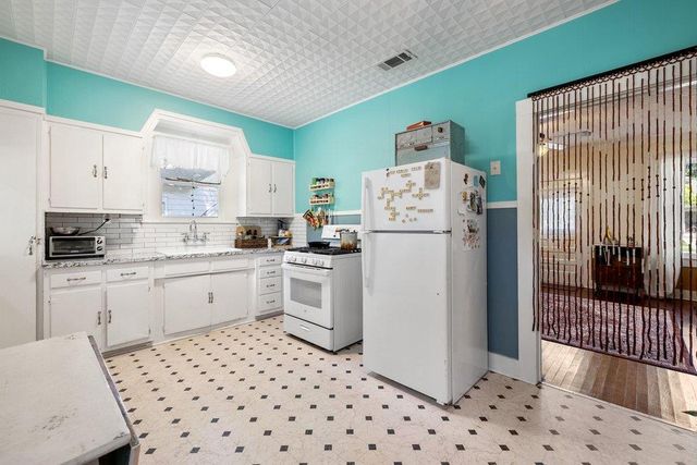 807 Cecelia ST, Taylor, TX 76574