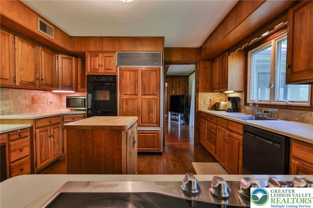 710 Wedgewood Road, Bethlehem City, PA 18017