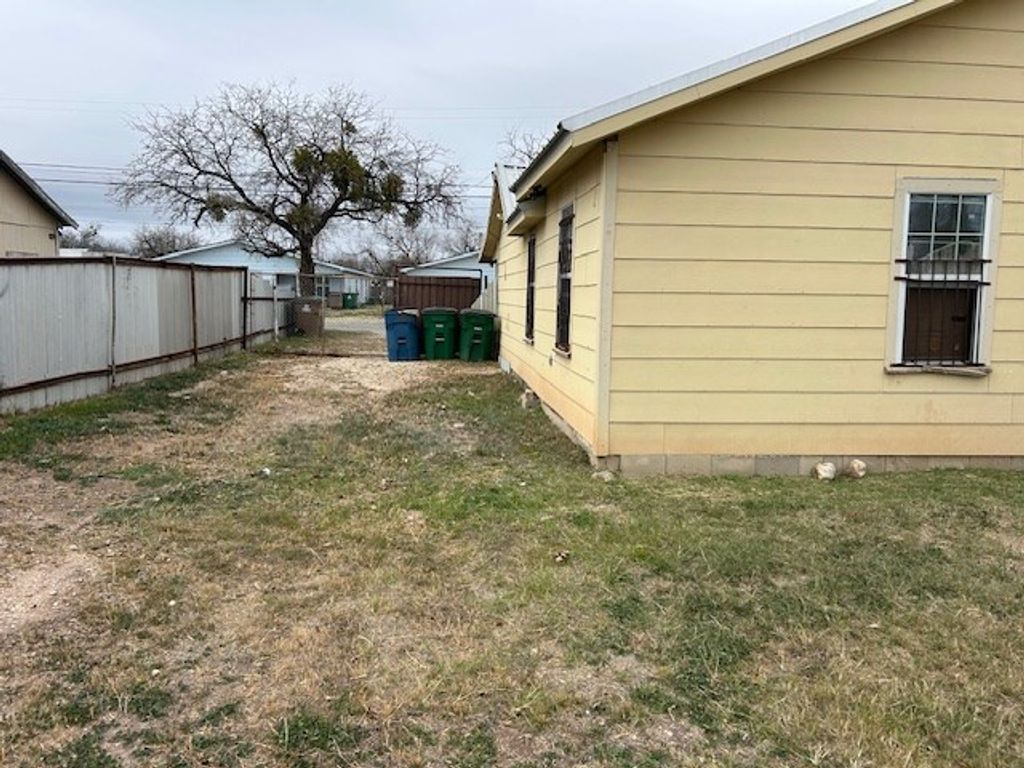 Image 14 of property listing at 1645 Beacon St, San Angelo, TX 76905