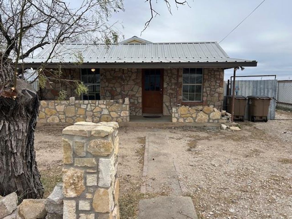 Image 2 of property listing at 1645 Beacon St, San Angelo, TX 76905