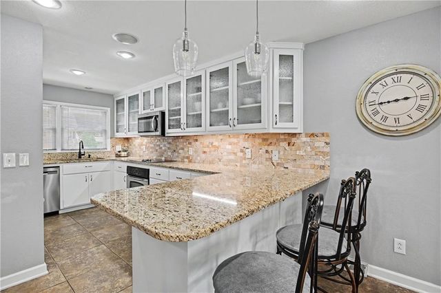 221 Woodbridge Lane, Kansas City, MO 64145