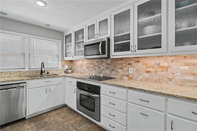 221 Woodbridge Lane, Kansas City, MO 64145