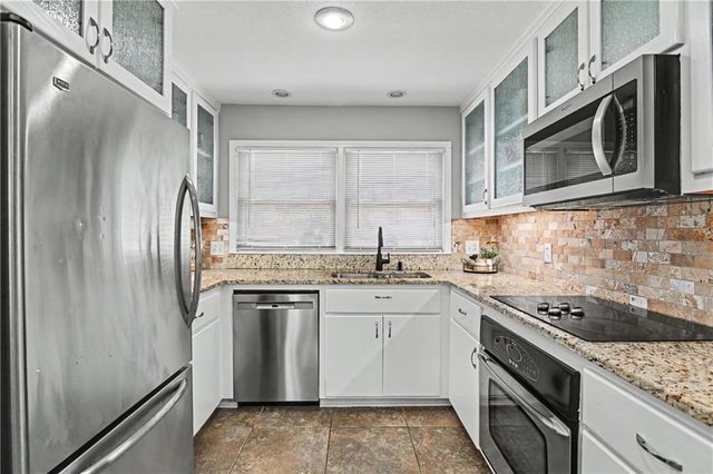 221 Woodbridge Lane, Kansas City, MO 64145
