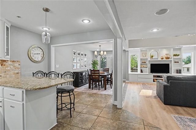 221 Woodbridge Lane, Kansas City, MO 64145