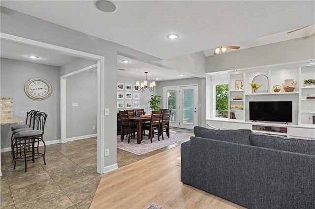221 Woodbridge Lane, Kansas City, MO 64145