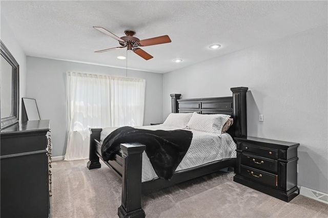221 Woodbridge Lane, Kansas City, MO 64145