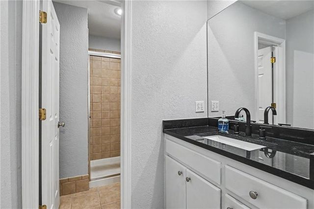 221 Woodbridge Lane, Kansas City, MO 64145