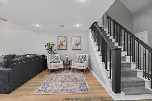 221 Woodbridge Lane, Kansas City, MO 64145