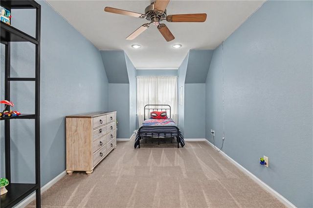 221 Woodbridge Lane, Kansas City, MO 64145