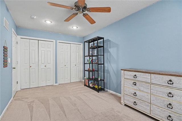 221 Woodbridge Lane, Kansas City, MO 64145