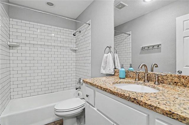 221 Woodbridge Lane, Kansas City, MO 64145
