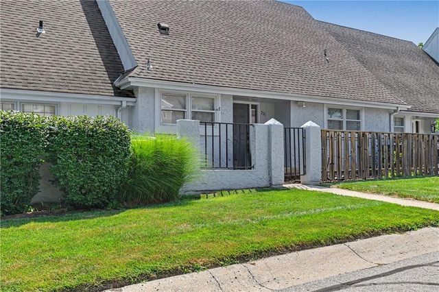 221 Woodbridge Lane, Kansas City, MO 64145