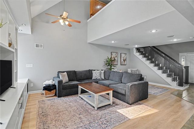 221 Woodbridge Lane, Kansas City, MO 64145