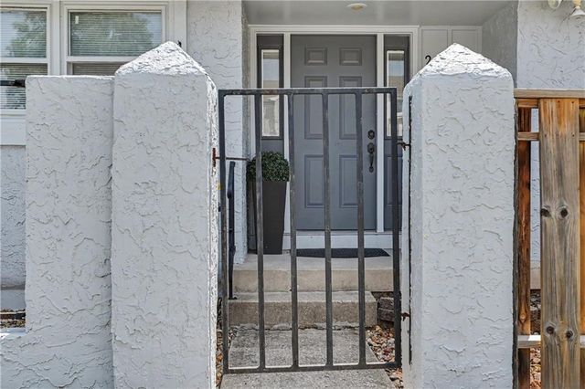 221 Woodbridge Lane, Kansas City, MO 64145