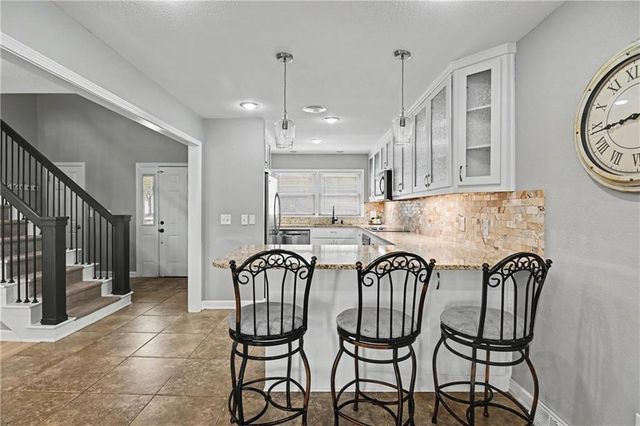 221 Woodbridge Lane, Kansas City, MO 64145