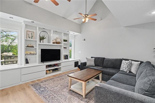 221 Woodbridge Lane, Kansas City, MO 64145