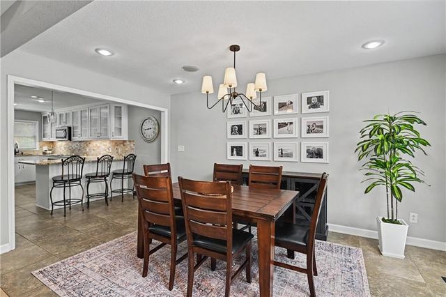 221 Woodbridge Lane, Kansas City, MO 64145
