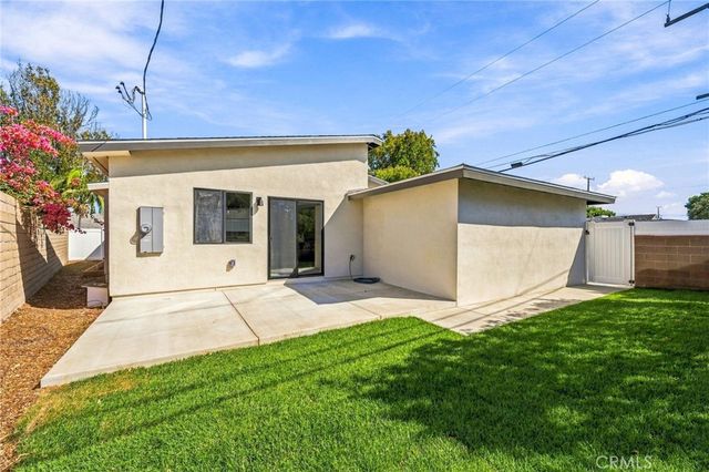 2001 Carfax, Long Beach, CA 90815