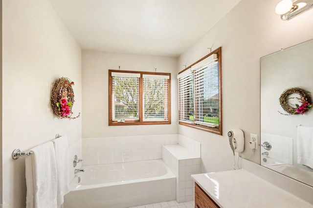 47715 Beacon Square Drive, Macomb, MI 48044