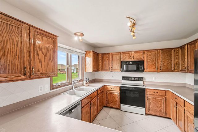 47715 Beacon Square Drive, Macomb, MI 48044
