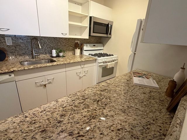 9 Hawthorne Pl 7H, Boston, MA 02114