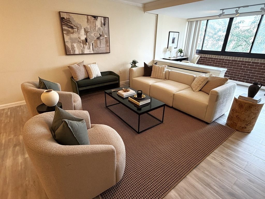 9 Hawthorne Pl 7H, Boston, MA 02114