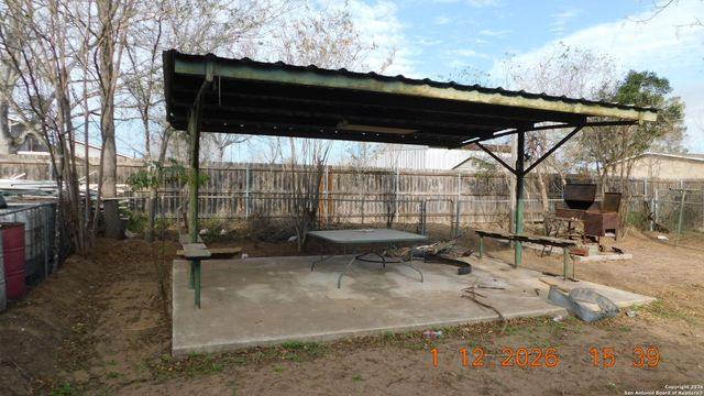 522 Avenue B, Poteet, TX 78065