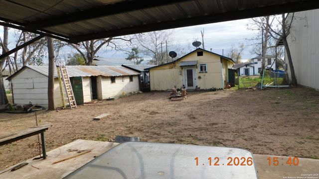 522 Avenue B, Poteet, TX 78065