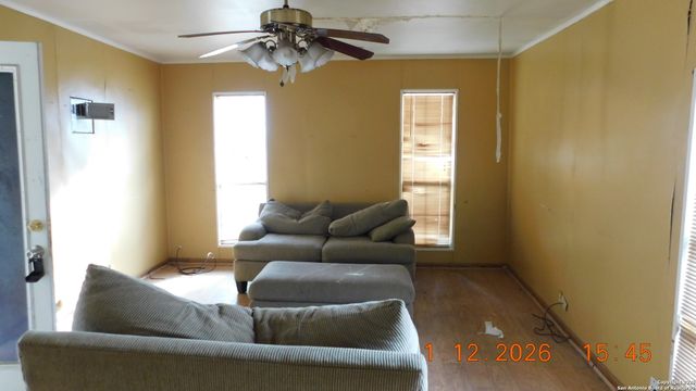 522 Avenue B, Poteet, TX 78065