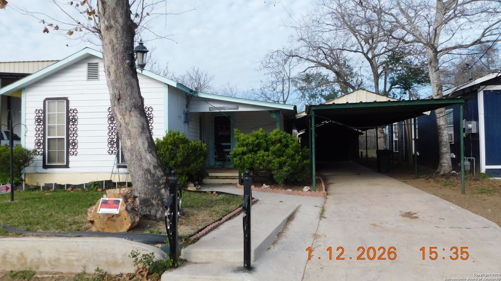 522 Avenue B, Poteet, TX 78065