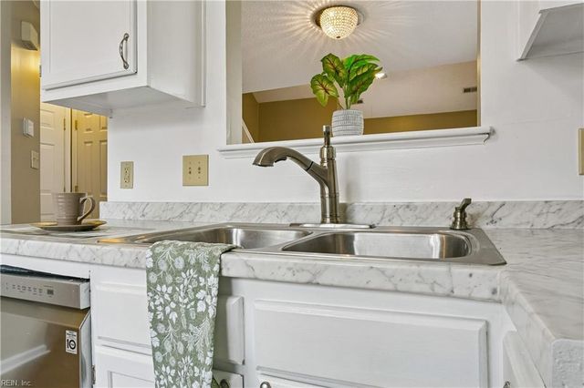 269 Summerlake LN, Newport News, VA 23602