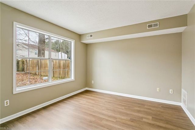 269 Summerlake LN, Newport News, VA 23602