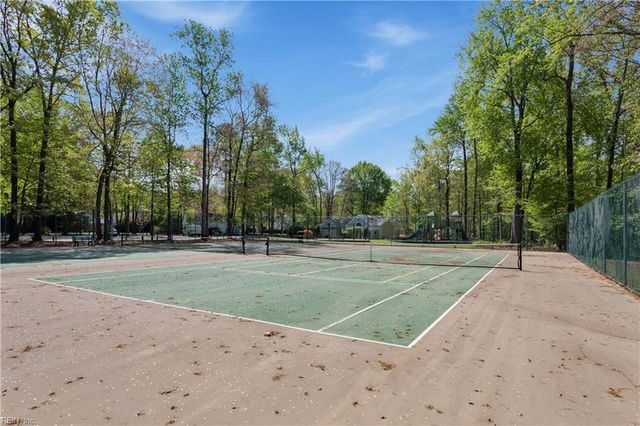 269 Summerlake LN, Newport News, VA 23602