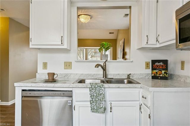 269 Summerlake LN, Newport News, VA 23602