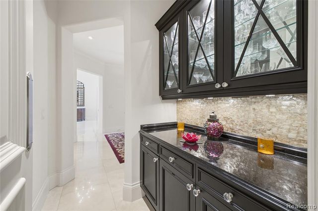 5230 Clarendon Crest Street, Bloomfield Hills, MI 48302