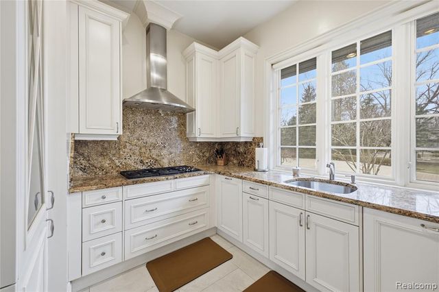 5230 Clarendon Crest Street, Bloomfield Hills, MI 48302